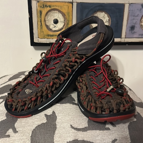 KEEN Uneek ParaCord Bungee Sandals Brown Red Black Mens 12 main image 7